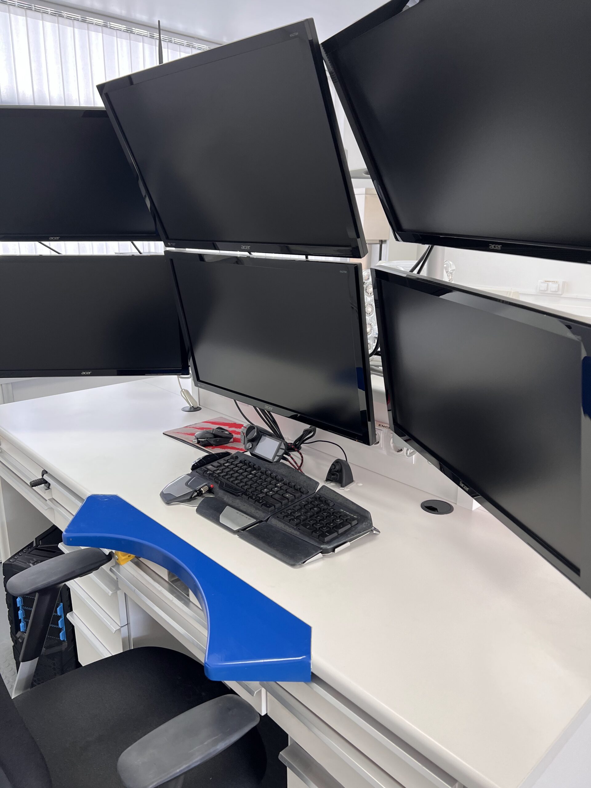 Puesto de trabajo digital con varios monitores para diseño dental CAD/CAM